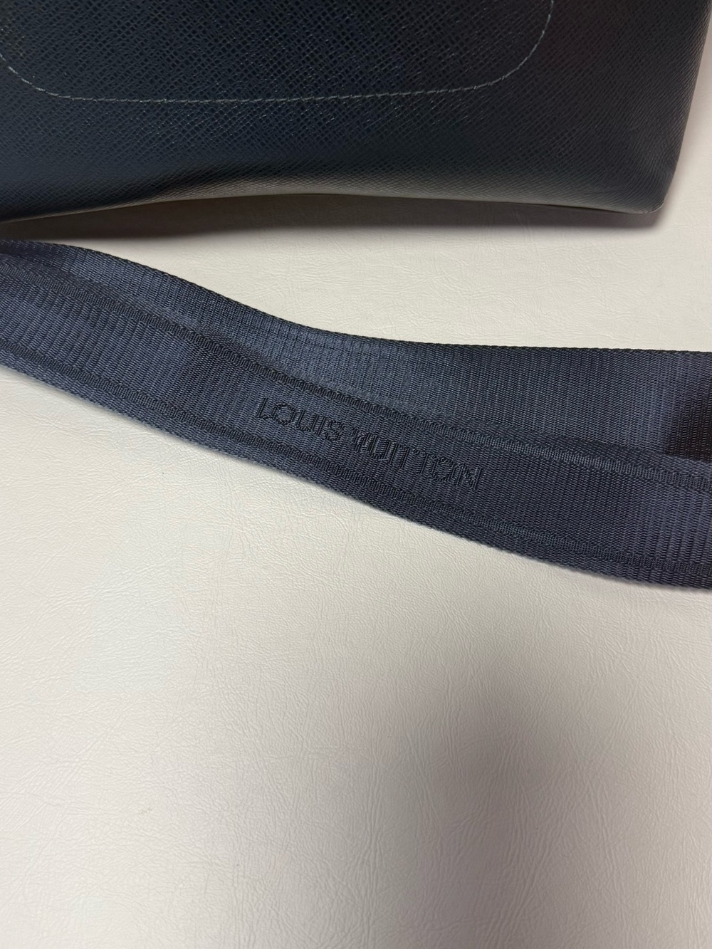 Louis Vuitton 2015 Navy Taiga Grigori Unisex Messenger Crossbody Bag - Picture 2 of 8